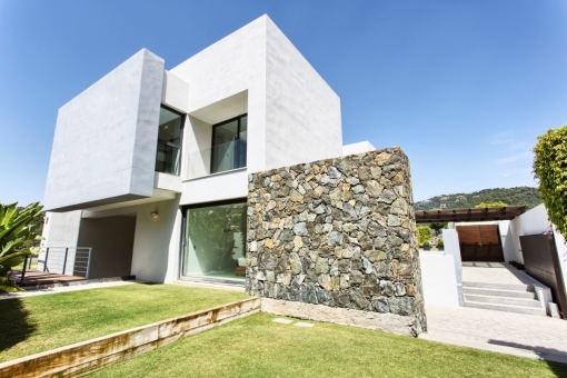Modern style open plan villa located within Los Arqueros Golf Resort on the Ronda road in Benahavis