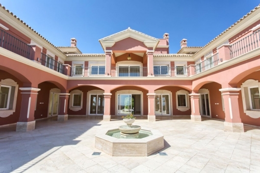 Spacious top villa with 9 bedrooms and panoramic view to the coast and the Mediterranean
