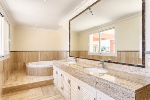 villa-benahavis-spiegel-gross-badewanne