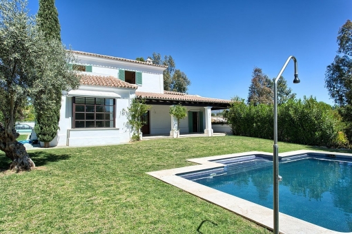 Área de piscina y jardín