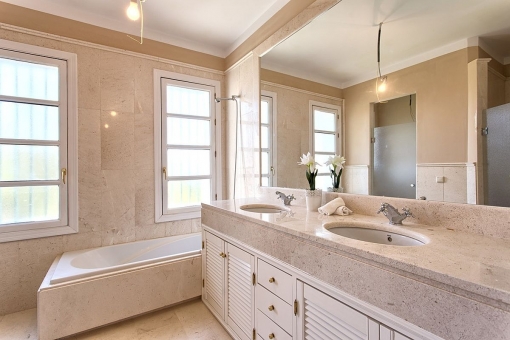 Baño de buen gusto con ventana