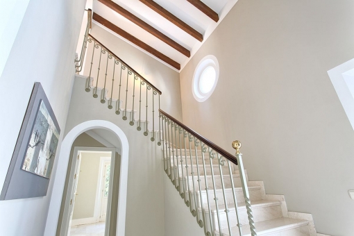 Escalera al primer piso