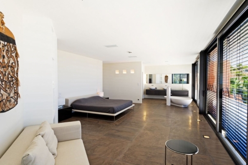 Modern bedroom with bathroom en suite