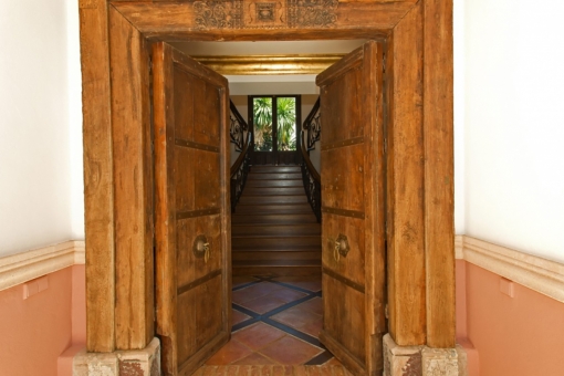 Holztür mit Treppenaufgang