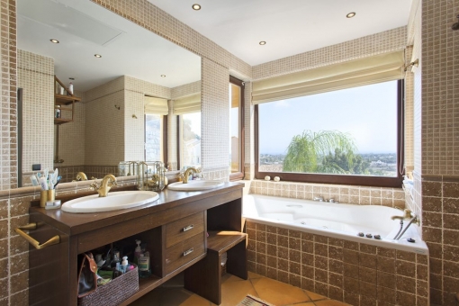 Bathroom en suite with great views