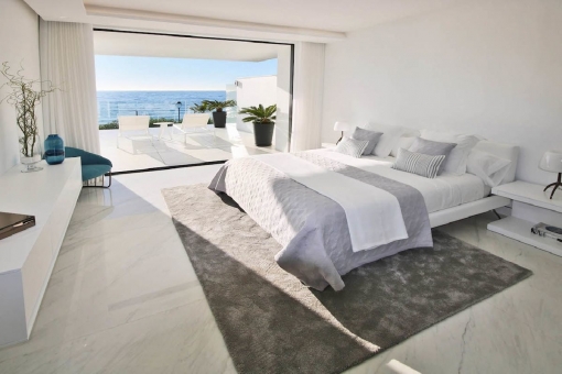 Confortable dormitorio con vistas al mar