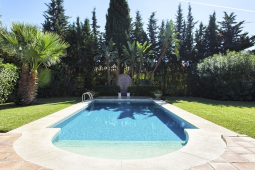 Well maintained garden with pool
