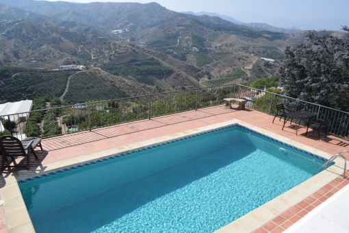 Villa with sweeping views and private pool in Iznate