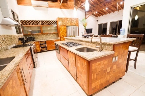 Large, well equipped kitchen