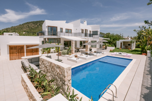 Encantadora villa con un jardín de ensueño, piscina privada y 4 dormitorios en Sa Carroca