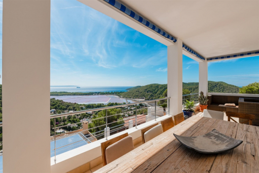 Covered terrace with a view of the salt marshes and the sea