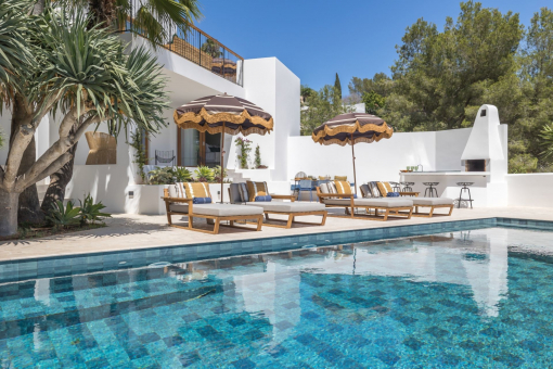 Stunning renovated 6 bedroom villa with sea...