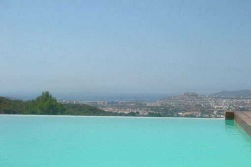 Villa in Can Furnet overlooking the castle and sea