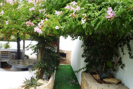 nice house-garden-Roca Llisa:Cala Llonga