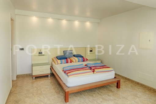 bedroom-renovated house-salinas