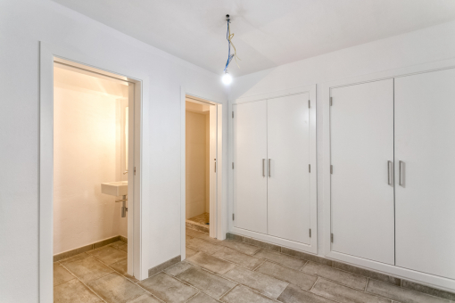 Large bedroom with built-in wardrobe and bathroom en suite