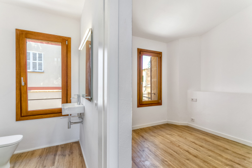 Lovely bedroom with bathroom en suite