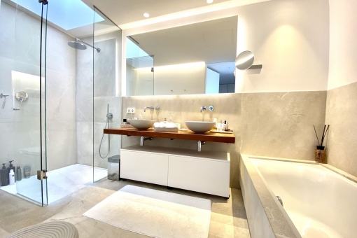 Elegantes Badezimmer mit Dusche