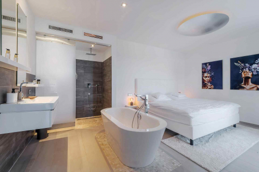 Bedroom with bathroom en suite
