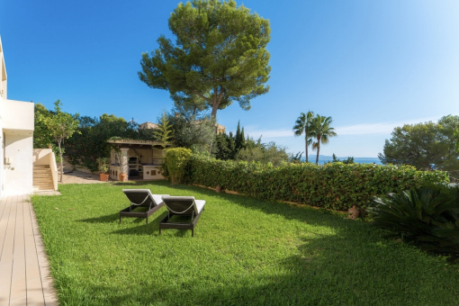 Private garden with direct access to the communal pool