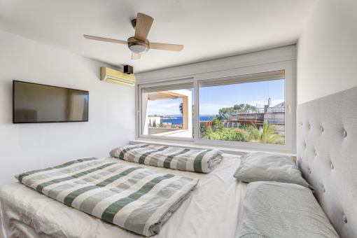 Master bedroom with access to the terrace and sea view