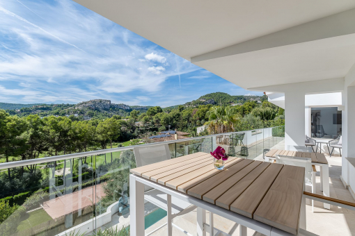 Terrasse mit Traumausblick über das Green von Son Vida Golf