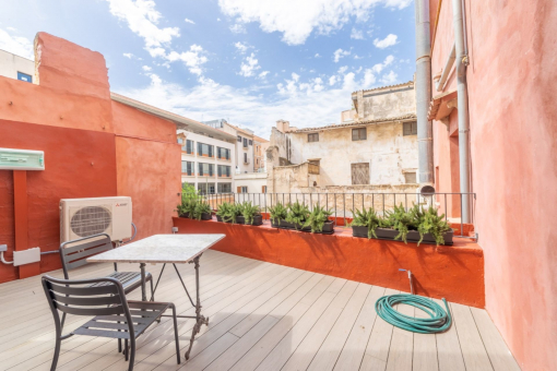 Characteristic 2-bedroom apartment with terrace, in the center of the old town