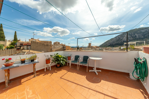 Encantadora casa de pueblo con azotea y patio con gran potencial en Pollensa