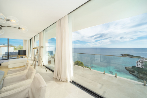 Large penthouse with breathtaking sea views next to the Illetas beach