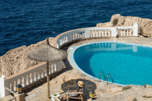Communal pool right by the sea with panoramic views