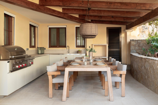 Covered terrace with fully equipped outdoor kitchen