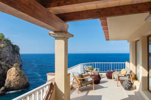 Modern apartment on the seafront with direct access to the water in Santa Ponsa.