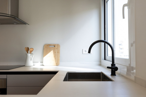 Elegante Einbauküche in stilvollem Design
