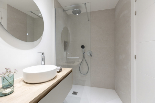 Weiteres Badezimmer mit Dusche