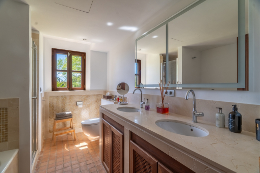 One of 4 bathrooms