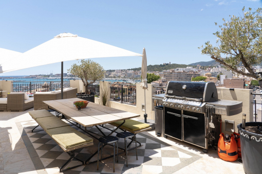 Terrasse mit BBQ-Bereich und endlosem Blick über Palma