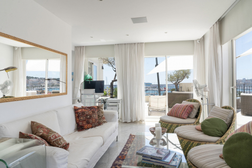 Helles Wohnzimmer mit Panoramablick