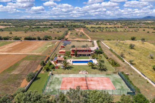 Quietly located finca with tennis court and panoramic views near Campos