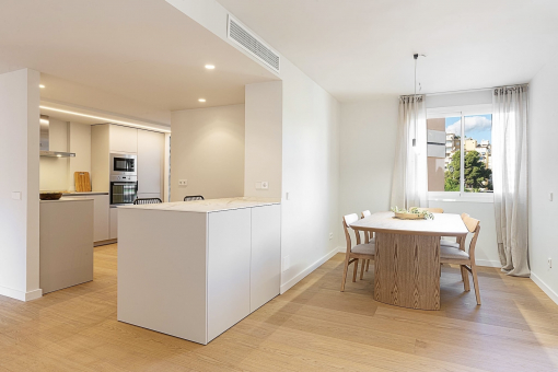 Bright dining area with adjoining open kitchen
