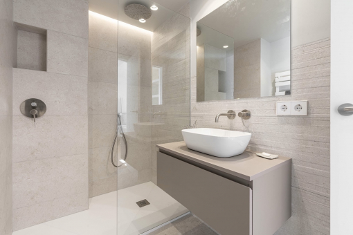 En-suite master bathroom