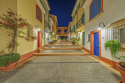 Straßenbild bei Nacht