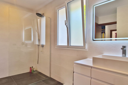 En-suite bathroom, master bedroom