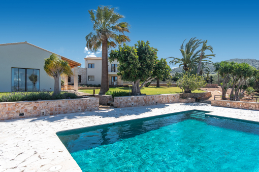 Amplia piscina de agua salada con terraza solárium