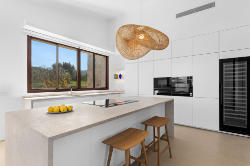 Cocina de diseño con materiales de alta gama y equipamiento moderno