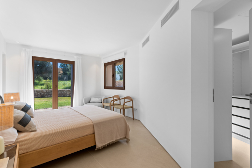 Uno de los 4 dormitorios con baño en suite y vestidor