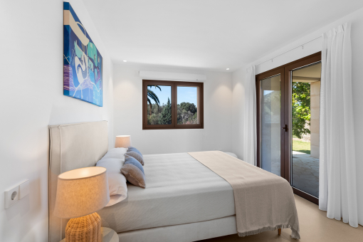 Uno de los 4 dormitorios con baño en suite y acceso al jardín