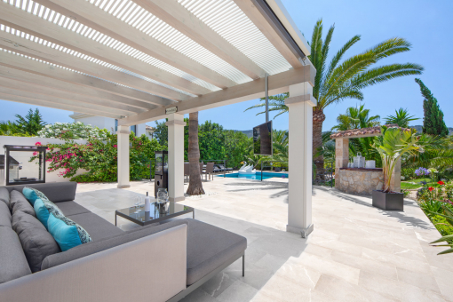 Terrasse mit Poolblick