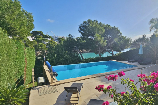 Garden and pool on the seafront