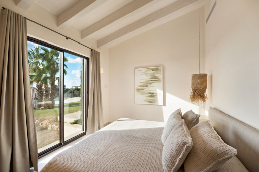 Schlafzimmer mit Zugang zum Poolbereich