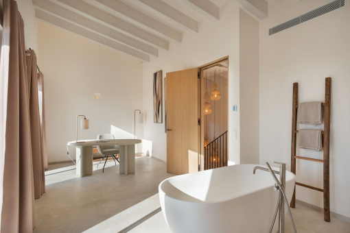 Masterschlafzimmer mit Badewanne